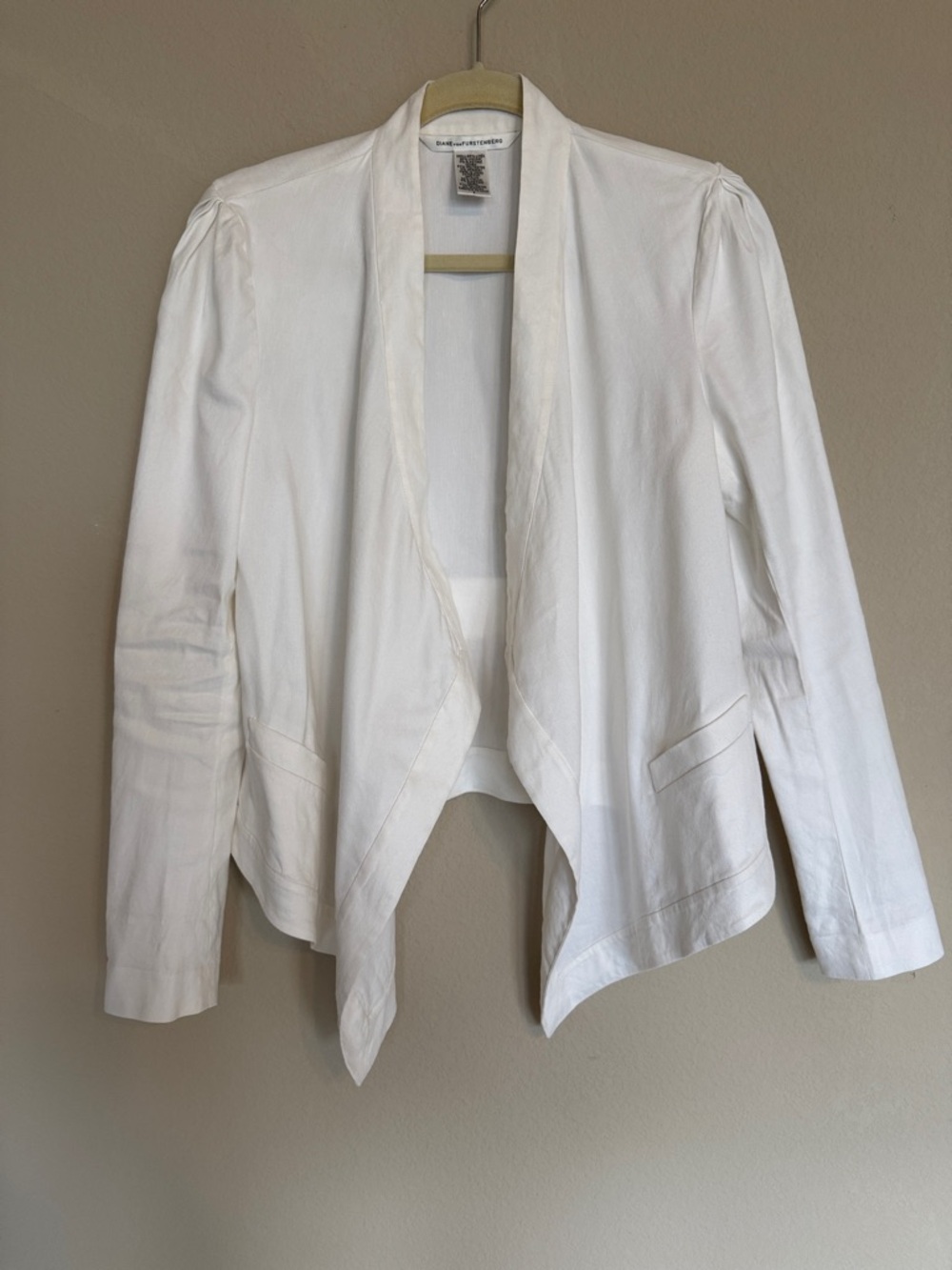 Diane Von Furstenberg White Open-Front Draped Blazer. Size 6